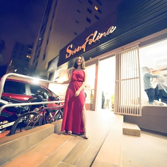 Cliente na entrada do Studio Felina Hair