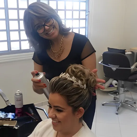 Profissional finalizando um penteado