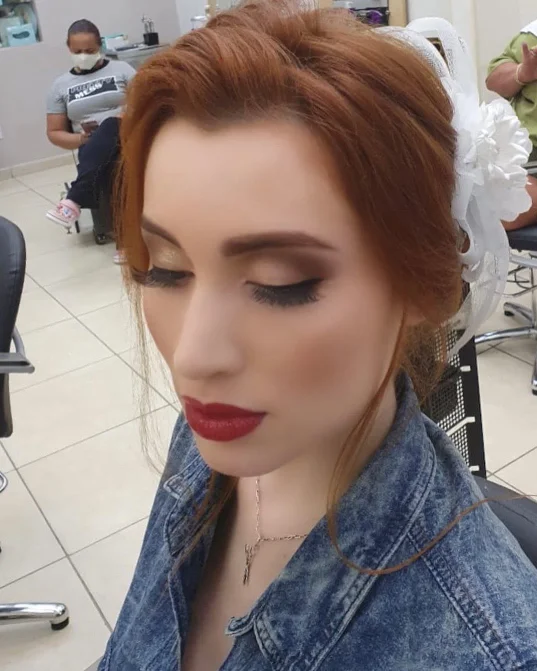 Retrato de maquiagem de noiva com batom vermelho