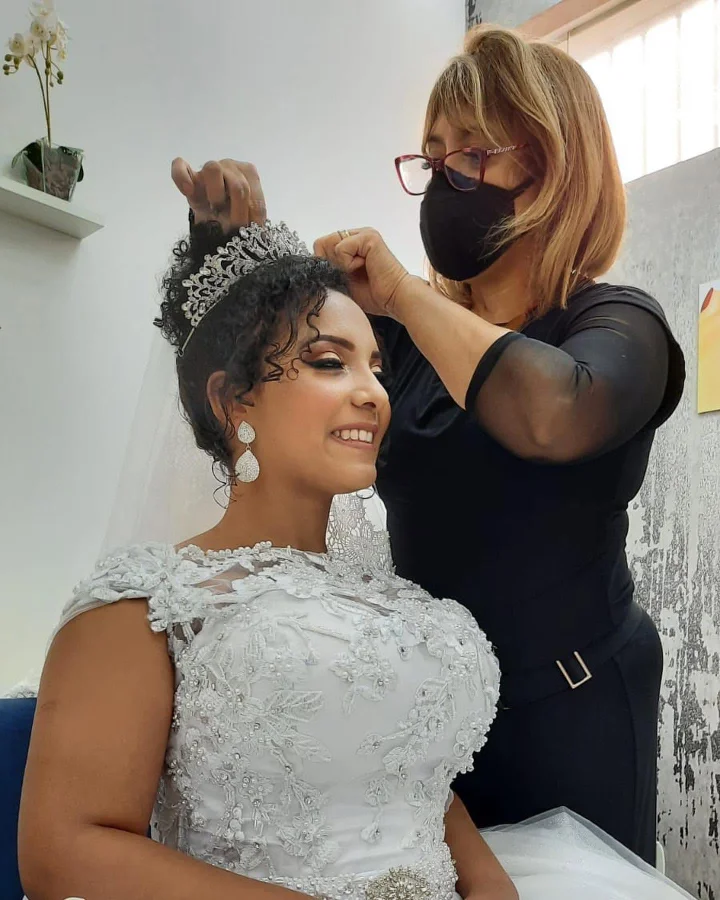 Profissional colocando a coroa na noiva