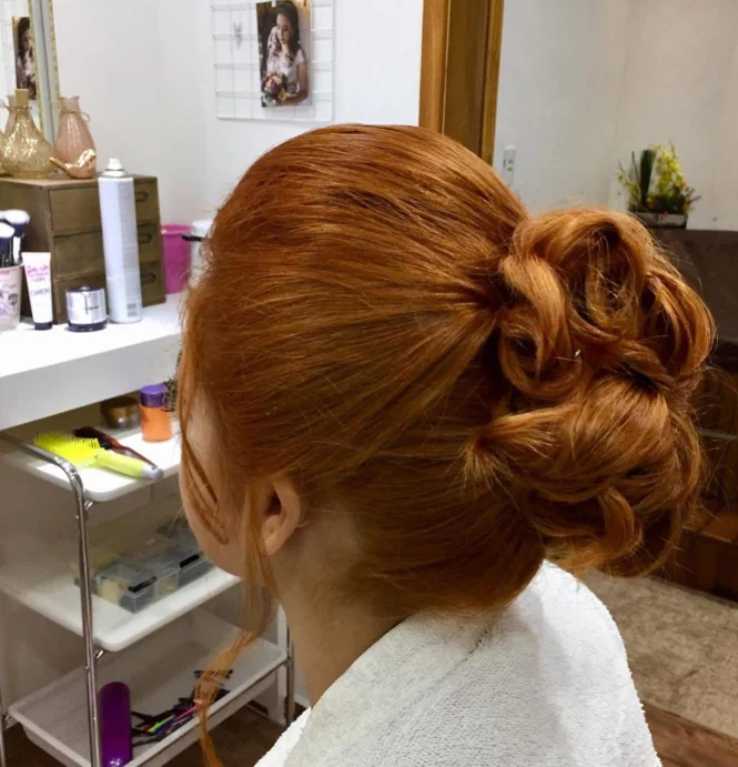 Penteado coque preso, visto de trás