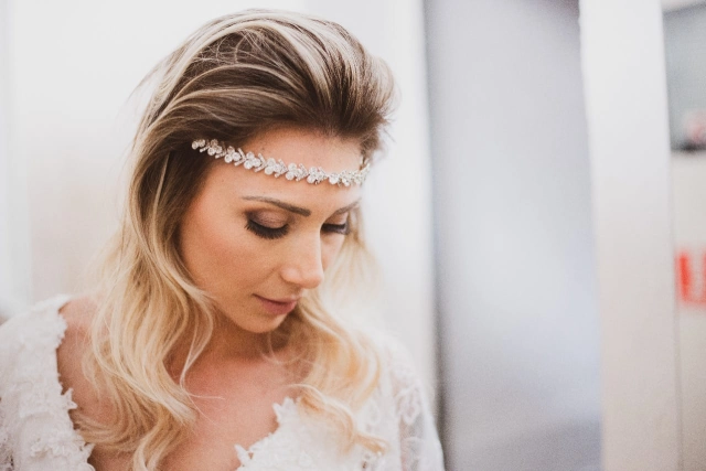 Detalhe do penteado solto com tiara de flores da noiva