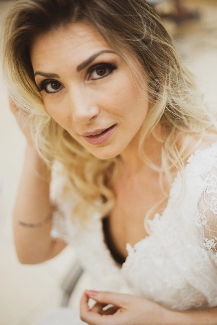 Retrato de noiva com maquiagem em tons naturais
