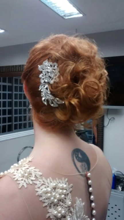 Penteado coque com acessório de strass, visto de trás
